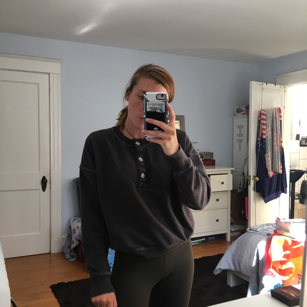 American eagle button sweatshirt